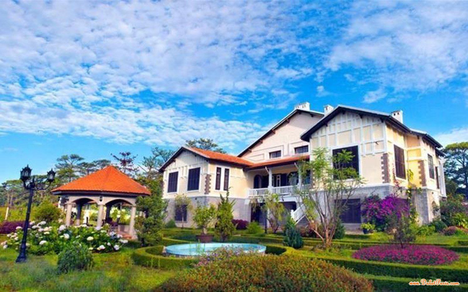 Biệt thự đẹp 350m2,  mặt tiền đường Vạn Hạnh, view đẹp, gần Trường Đại Học Đà Lạt, cách Hồ Xuân Hương & Chợ Đà Lạt 3km, giá đầu tư.