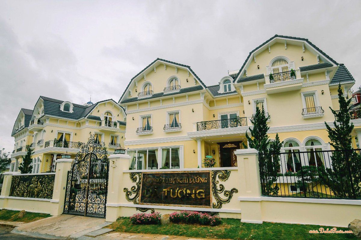 Khách sạn phố 10  phòng mặt tiền đường Nguyễn Lương Bằng, Cách chợ Đà Lạt hơn 1km, giá đầu tư 35 tỷ