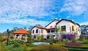 Biệt thự đẹp đường Nam Hồ, P11, Tp Đà Lạt. Gần KBT Nam Hồ, cách Hồ Xuân Hương 4km. View đẹp, đường ô tô. Giá 15 tỷ