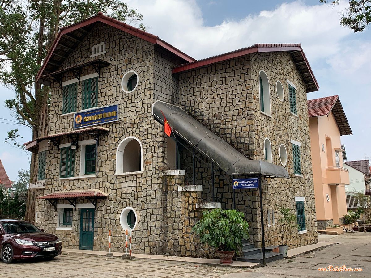 Biệt thự nghỉ dưỡng khu vực sang trọng, P7, Tp Đà Lạt. View đồi thông đẹp, đường nhựa ô tô. Thích hợp nghỉ dưỡng, kinh doanh homestay. Giá 12 tỷ