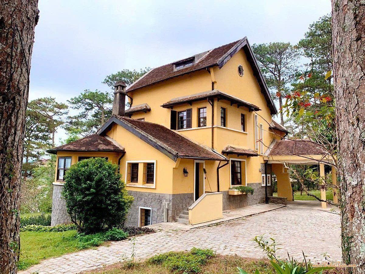 Đất liên kế tặng nhà cấp 4 đường Nguyễn Thị Nghĩa, P2, Đà Lạt. DT 98.97m2 full thổ cư. Gần chợ Đà Lạt, cách Hồ Xuân Hương khoản 1km. Đường ô tô. Giá 16 tỷ