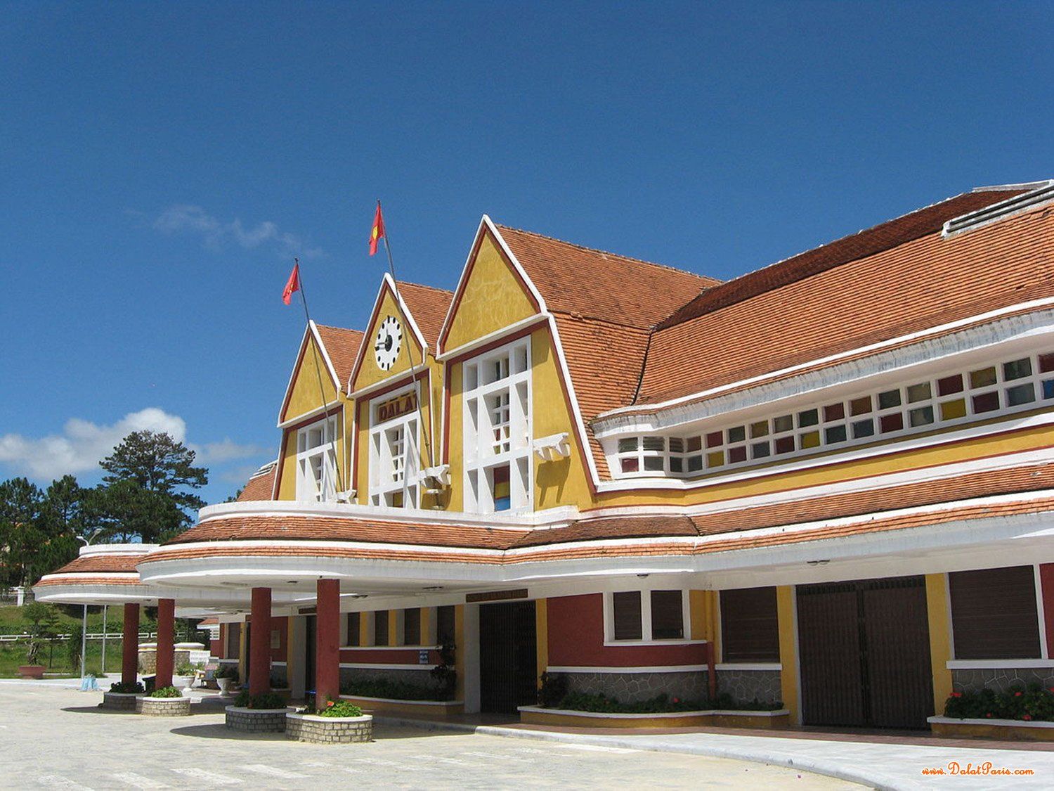 Biệt thự Đường Nguyễn Hữu Cảnh, Phường 8, Gần trung tâm, 2 mặt tiền đường ô tô, view thoáng, cách Hồ Xuân Hương 2,5km, thích hợp kinh doanh, giá 13tỷ