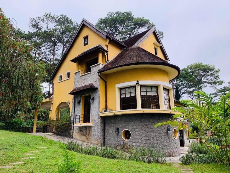 Biệt thự đường Nguyễn Hữu Cảnh, P8, Tp Đà Lạt. DT 198m2. Cách Hồ Xuân Hương khoản 2km. View đẹp. Đường ô tô. Giá 11 tỷ