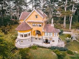 Khách sạn phố gồm 14 phòng khách sạn, 2 căn hộ, mặt tiền đường Nguyễn Trung Trực, đầy đủ pccc và đã hoàn công. giá bán 28 tỷ