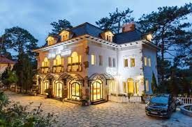 Khách sạn mới tinh, mặt tiền đường Ngô Thị Sỹ gồm 28 phòng kinh doanh, sân đậu ô tô rộng rãi, cách hồ xuân hương 3km. giá 85 tỷ