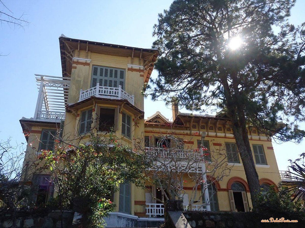 Biệt thự sân vườn đường Lý Nam Đế, căn biệt thự độc đáo hiếm có được KTS nổi tiếng thiết kế, có hồ bơi nước nóng ngoài trời, nội thất thông đỏ. cách hồ xuân hương 3km. giá 45 tỷ